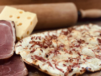 Flammenkuchen des Monats - Speck-K&auml;se