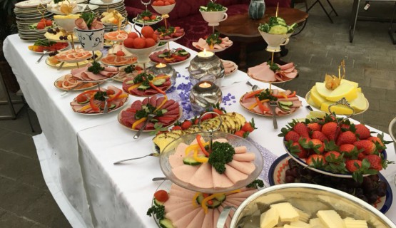 Fr&uuml;hst&uuml;ckim Blumeh&auml;fele