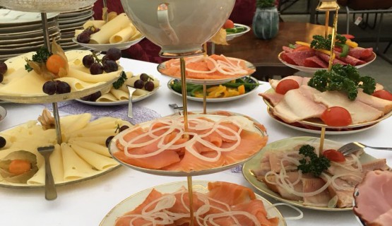 Fr&uuml;hst&uuml;ckim Blumeh&auml;fele