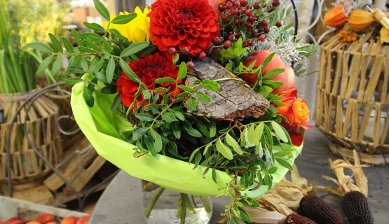 Herbstdekoration und Gestecke