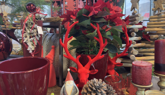 Weihnachtsdekoration und Gestecke