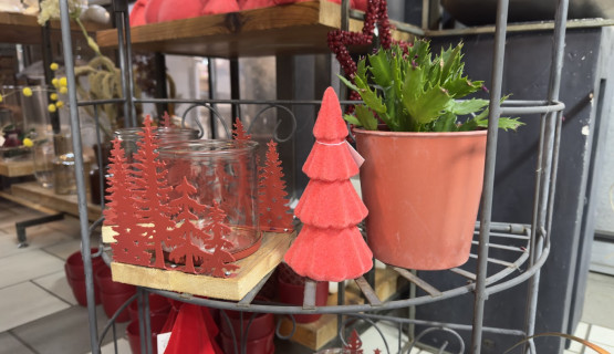 Weihnachtsdekoration und Gestecke