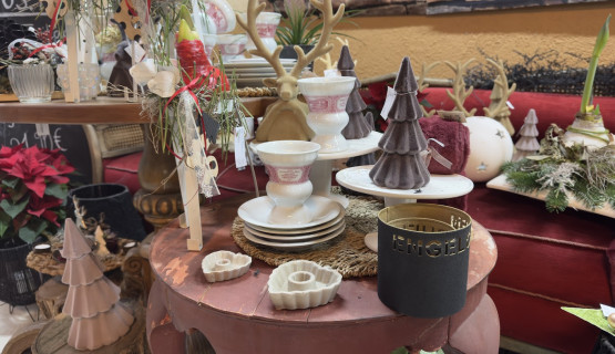 Weihnachtsdekoration und Gestecke