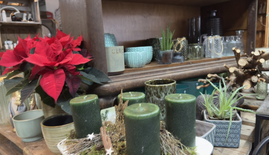Weihnachtsdekoration und Gestecke