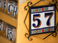 Spanische Eleganz an Ihrer Hauswand: Spanische Hausnummern im Detail.