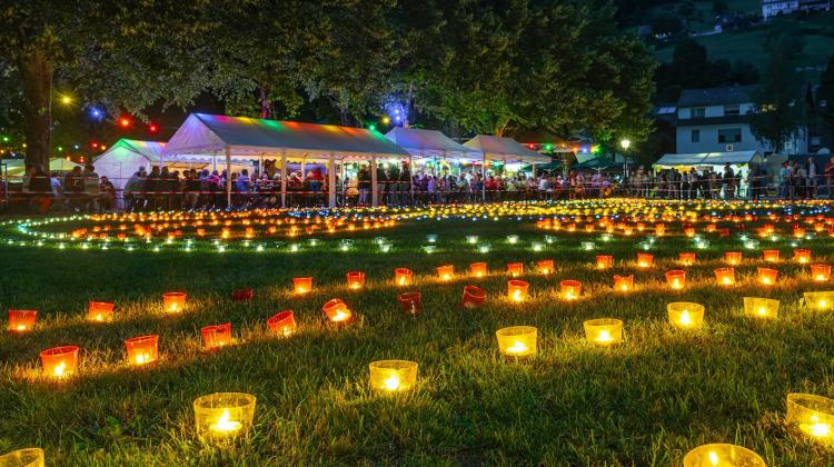 Wenn der Kurgarten leuchtet - Dorfbrunnenfest in Ottenh&ouml;fen am 25. und 26. Juli