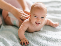 Babymassage: Ber&uuml;hrung, die verbindet