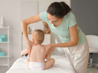 Osteopathie f&uuml;rs Baby: Sanfte H&auml;nde, gro&szlig;e Wirkung &ndash; oder teurer Hokuspokus?